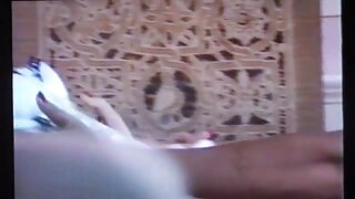 Crnka s malim grudima slatka svoju mačku uveseljava prstima u porno filmovi grupni sex salonu za masažu